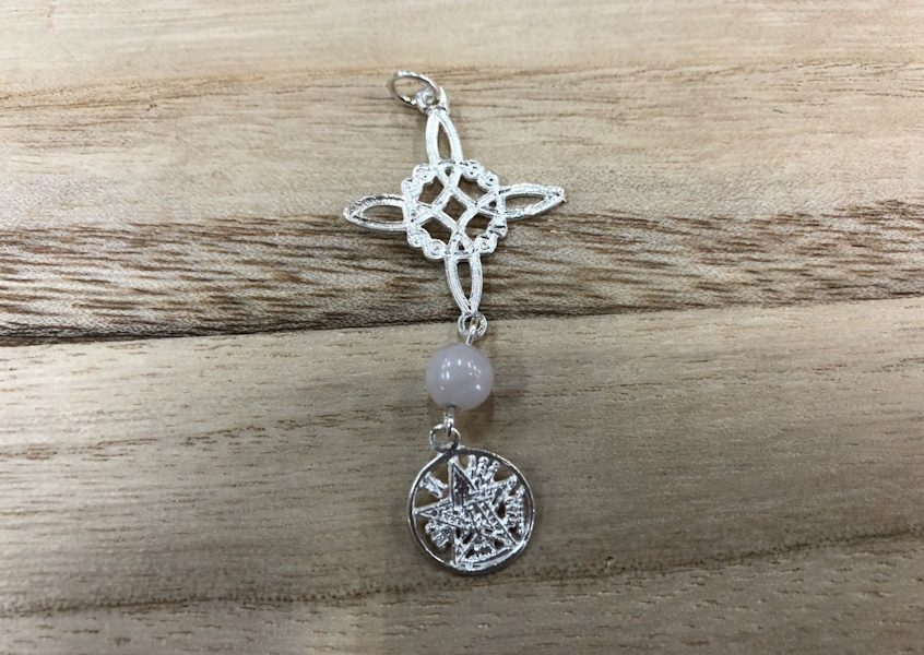 Colgante Nudo de Bruja con Tetragramatón con Cuarzo Rosa